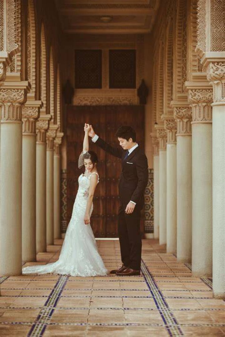 17 Couple Poses You Should Try for a Natural Prewedding Photoshoot
