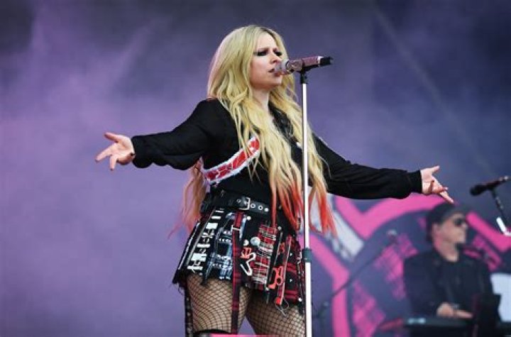 A fat Avril Lavigne on her way to perform at a Late Night Tv Show 9GAG