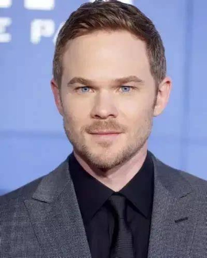 Aaron Ashmore Age, Net Worth, Height, Twin, Brother 2023