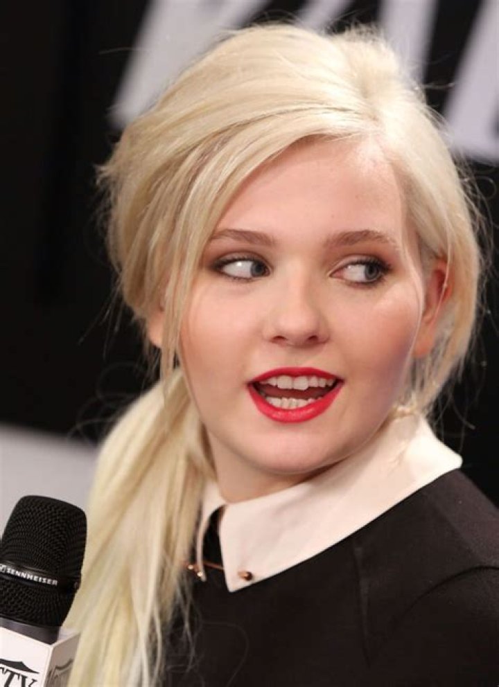 Abigail Breslin Red Lipstick Abigail breslin, Red lipstick makeup