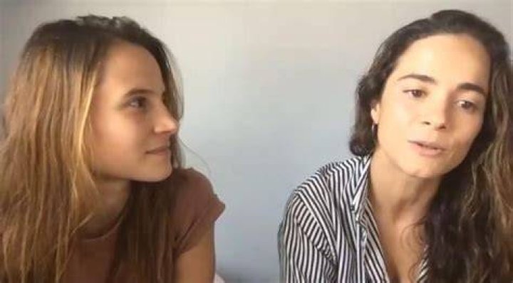 Alice Braga ganha olhar apaixonado da namorada, Bianca Comparato, e