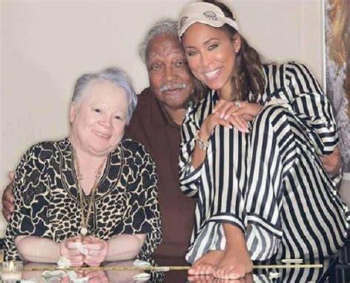 All About Marjorie Elaine Harvey's Mother |