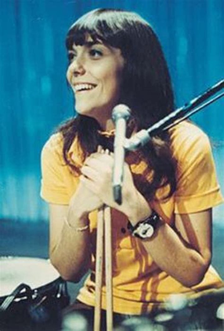 Amazing Photographs of Karen Carpenter Playing Drums and Singing