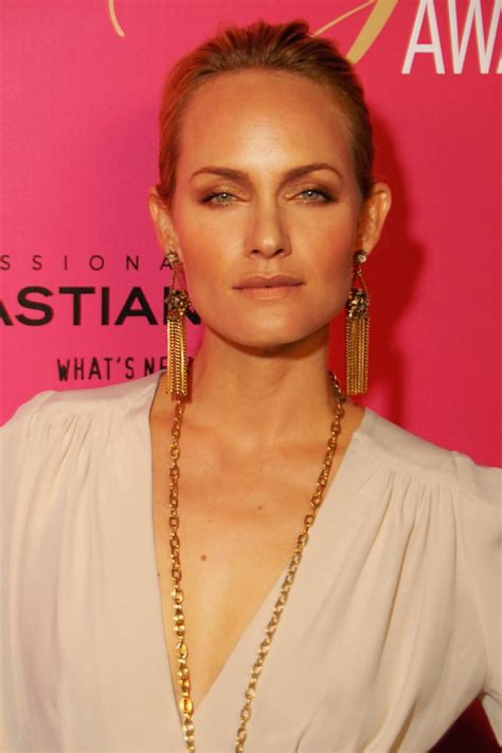 Amber Valletta Bio, Wiki, Age, Height, Parents, Husband, 90s, Hitch