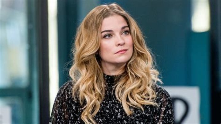 Annie Murphy Updates&rsquo;s Instagram profile post &ldquo;It doesn&rsquo;t feel quite