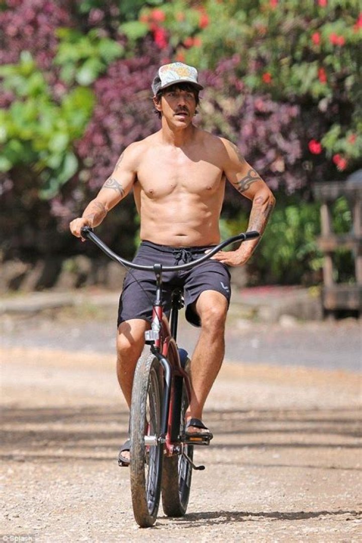Anthony Kiedis shows off muscular beach body in Malibu Daily Mail Online