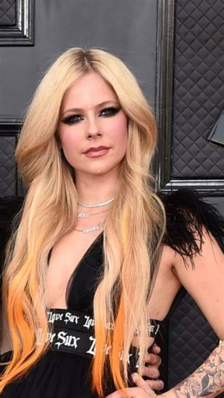 Avril Lavigne Age, Height, Net Worth, Married, Boyfriend, Kids, Body Facts