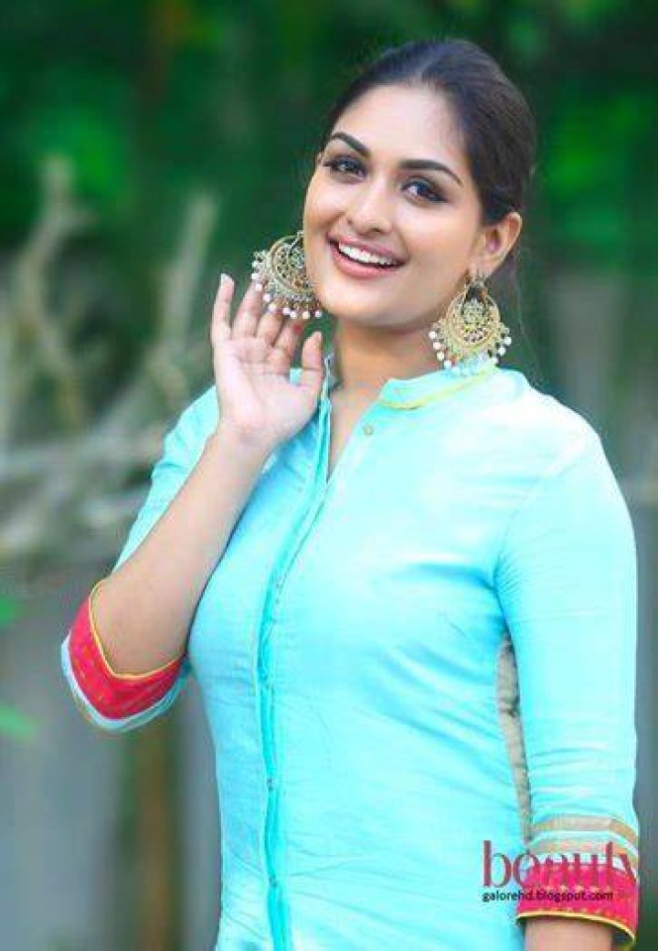 Beauty Galore HD Actress Priya Varrier Looks Like A Boy In Lovers