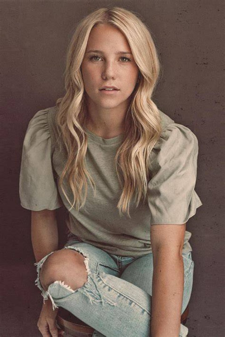 BREAKOUT SINGER / SONGWRITER AVERY ANNA RELEASES DEBUT EP, MOOD SWINGS