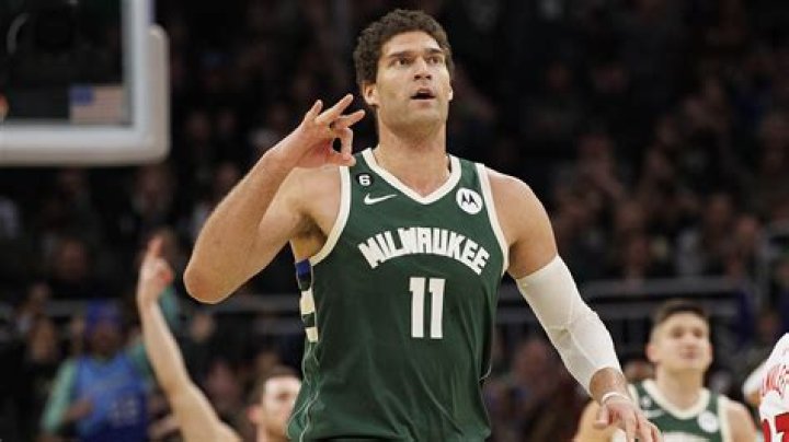 Brook Lopez agrees with Bucks on oneyear, 3.3 million deal