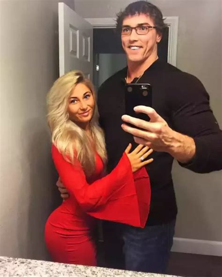 Carriejune Anne Bowlby Age Husband Net Worth Bio Workout Instagram