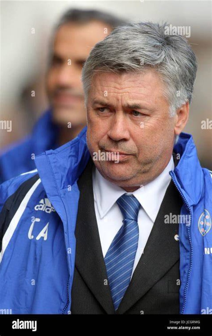 Chelsea FC manager Carlo Ancelotti y novia Marina Cretu relaj&aacute;ndose en