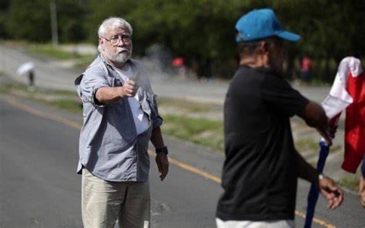 Chilling moment gunman kills two protesters blocking road in Panama ·