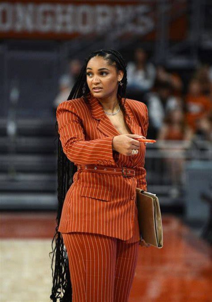 Coach Sydney Carter Salary, Net Worth 2023, Husband Name, Parents in
