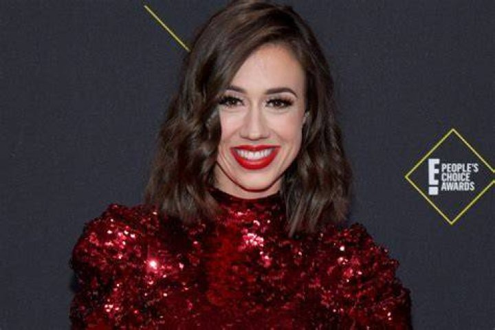 Colleen Ballinger responds to accusations with a ukulele apology song