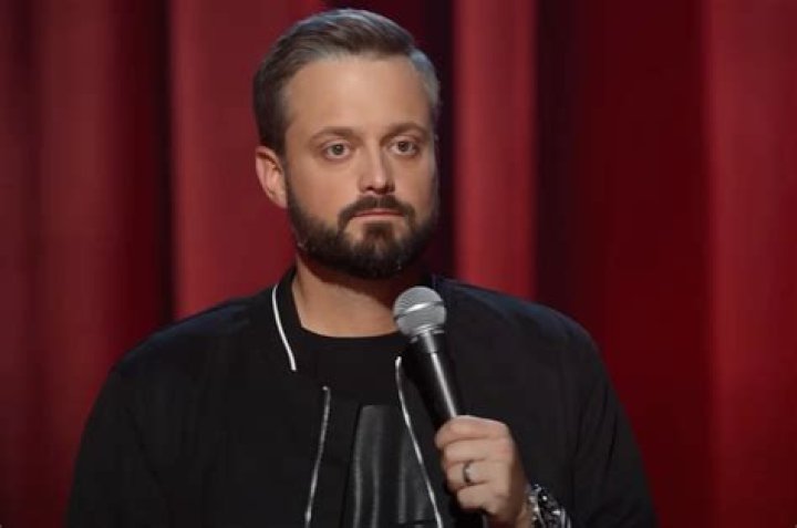 Comedian Nate Bargatze talks honking fans, his magic dad and clean