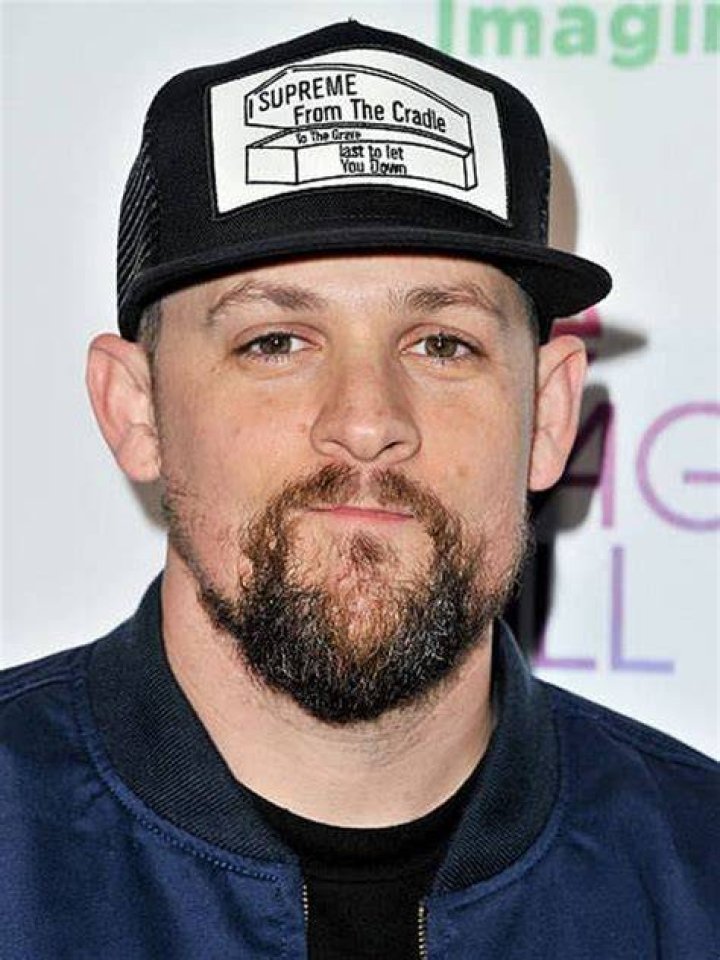Compare Joel Madden's height, weight, body measurements with other celeb