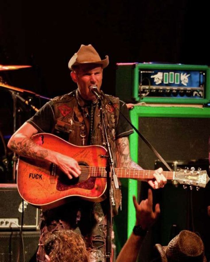 Country music star Hank 3 tours on strength of three new albums
