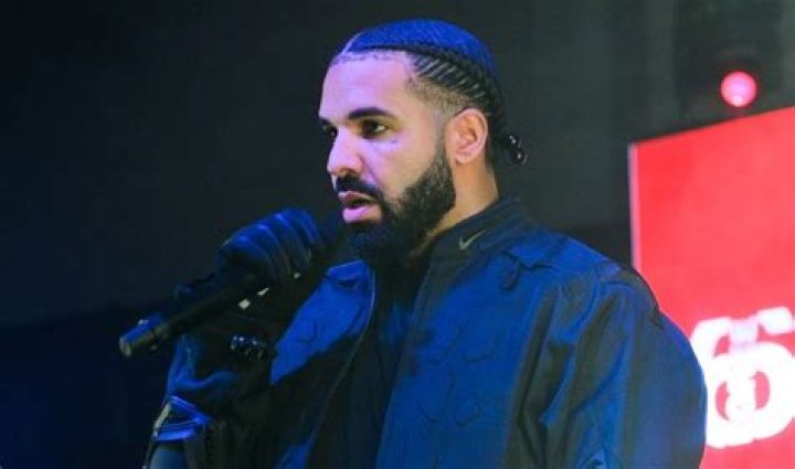 e o surpriză. Rapperul Drake, tatăl unui băiețel cu zulufi