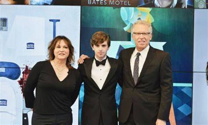Edward Highmore Biography, Age, Height, Wife, Net Worth, Family