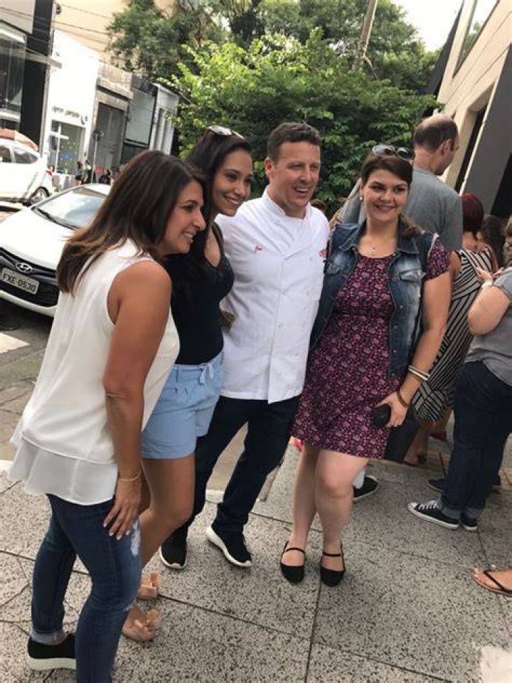 EGO Grace e Joe Faugno posam com f&atilde;s em abertura de loja de Buddy