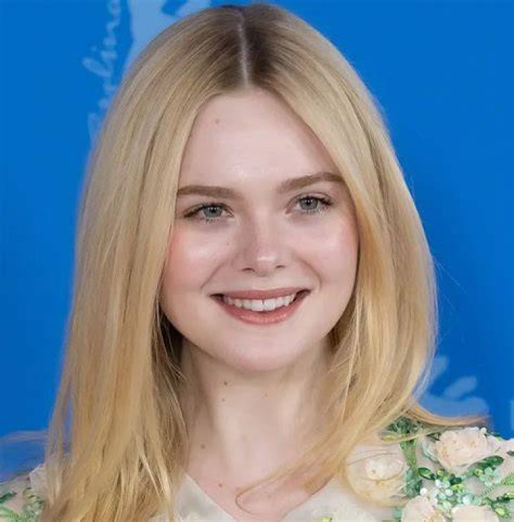 Elle Fanning Age, Height, Net Worth, Parents, Boyfriend, Sister