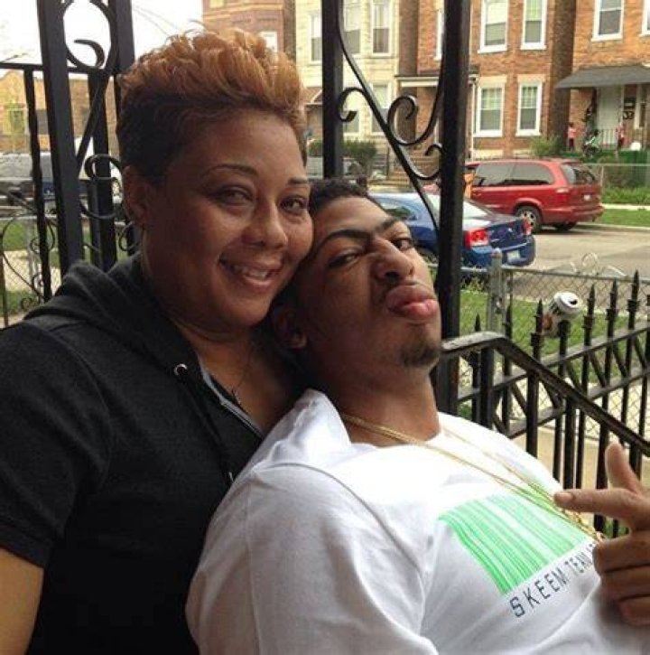 Erainer Davis gained public popularity as the mother of professional
