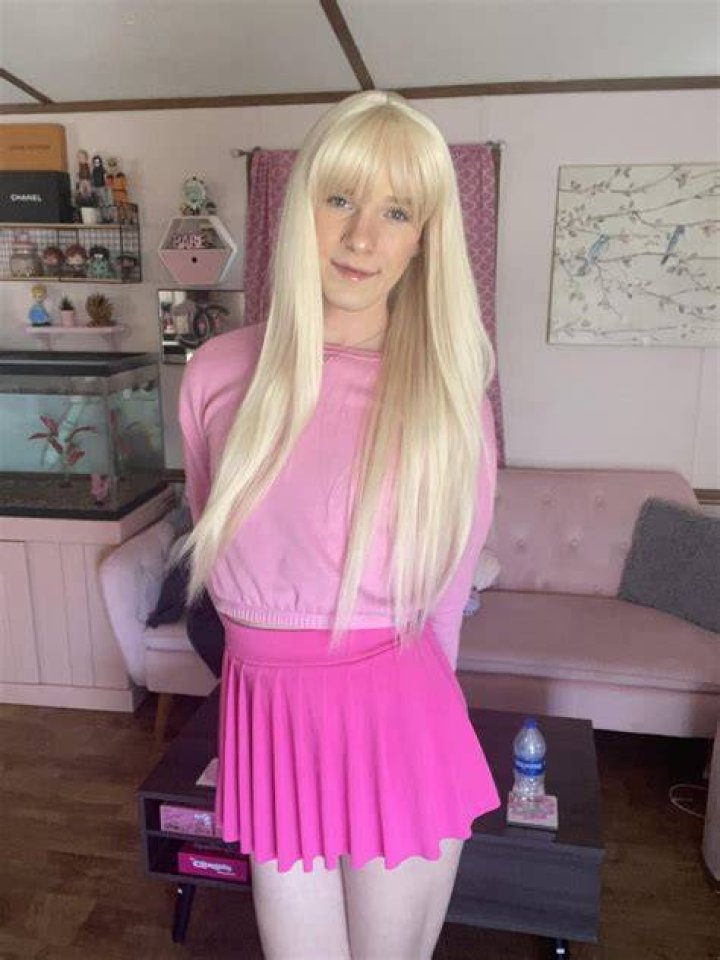 Femboy or Crossdress? I cannot choose ( r/femboy