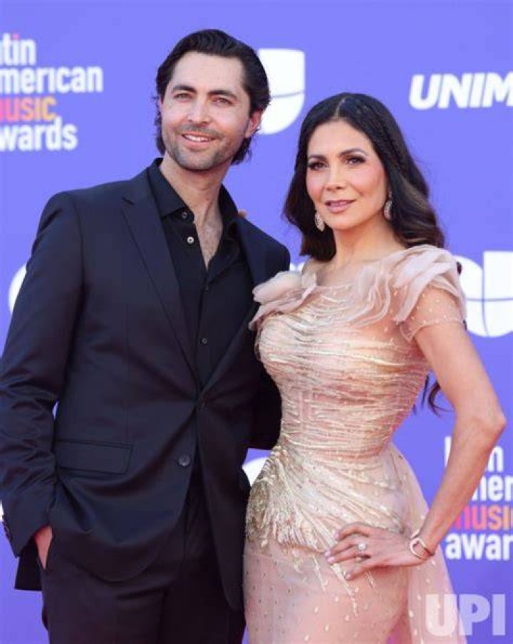 Forrest Kolb y Patricia Manterola 2 Barrio
