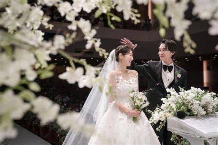 Foto Pernikahan Park Shin HyeCho Seung Woo di 'Sisyphus The Myth