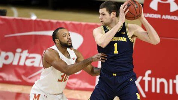Freshman Hunter Dickinson puts up careerbest performance in