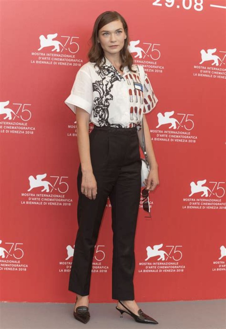 Hannah Gross Style, Clothes, Outfits and Fashion &bull; CelebMafia
