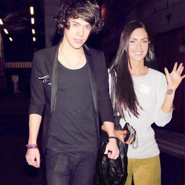 Harry Styles & Megan Fox Look Alike &mdash; Harry Asks For Fan&rsquo;s Phone Number