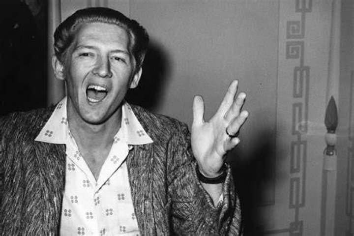 How tall was Jerry Lee Lewis? |