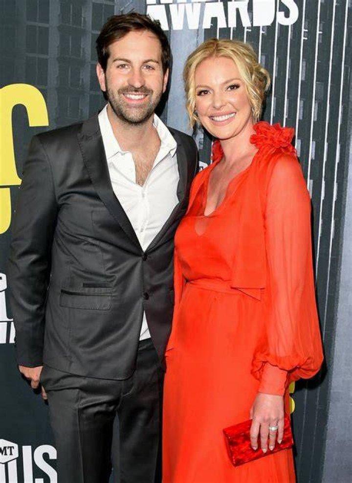 Image of Josh Kelley and his wife Katherine along with their two kids