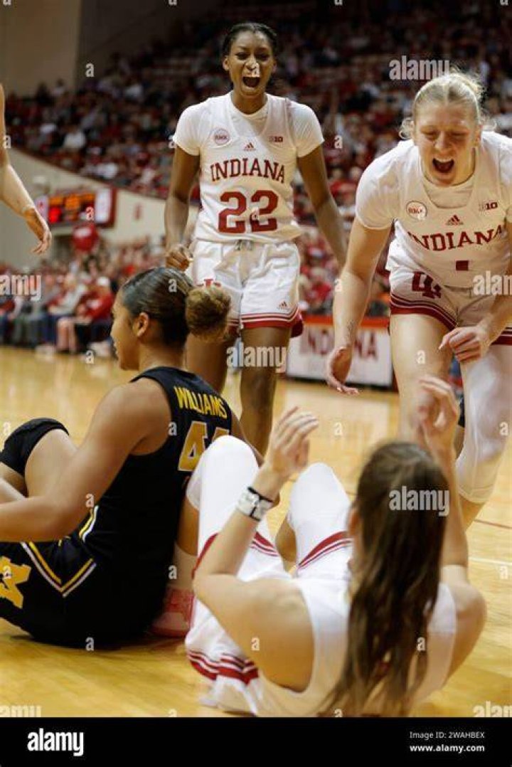 Indiana Hoosiers guard Chloe MooreMcNeil (22) goes to the hoop against