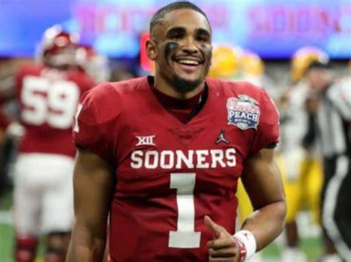 Jalen Hurts Biography, Parents, Girlfriend, Siblings and Other Facts