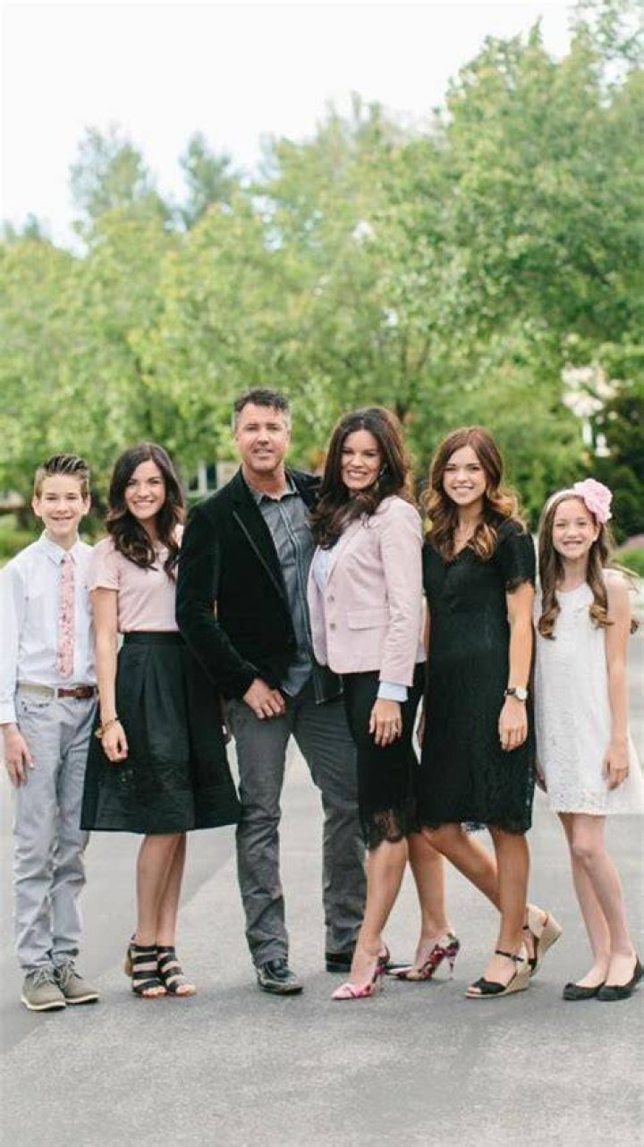 Jared Osmond & wife Heather with their family.