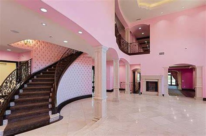 Jeffree Star House 8 Photos of His Calabasas Compound