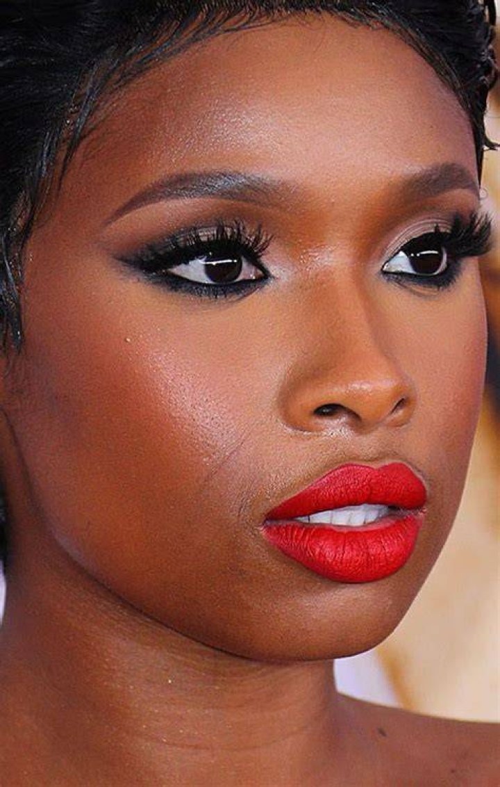 Jennifer Hudson Hair and Makeup at the Grammys 2015 Red Carpet