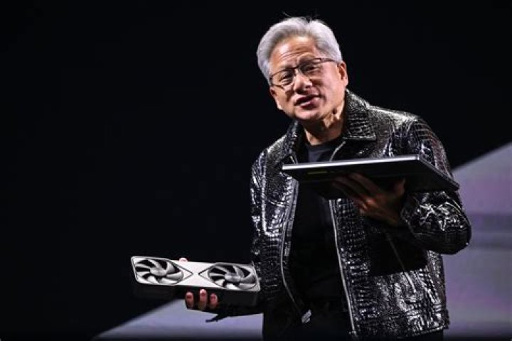 Jensen Huang "&Ocirc;ng ch&uacute;" với chiếc &aacute;o da, v&agrave; canh bạc tạo ra tập đo&agrave;n