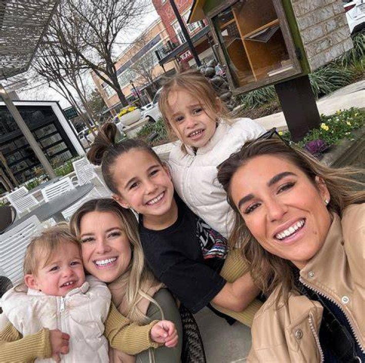 Jessie James Decker Reddit About Her Weight Including Fat Shaming Incident and Family Drama