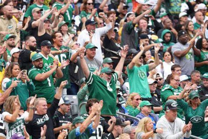 Jets Fans Are Applauding "Dawg" Zach Wilson For Sleeping With His Mom's