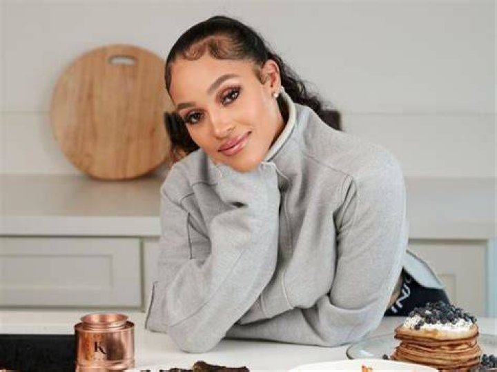 Joie Chavis - Bio, Age, Net Worth, Height, Single, Nationality, Career