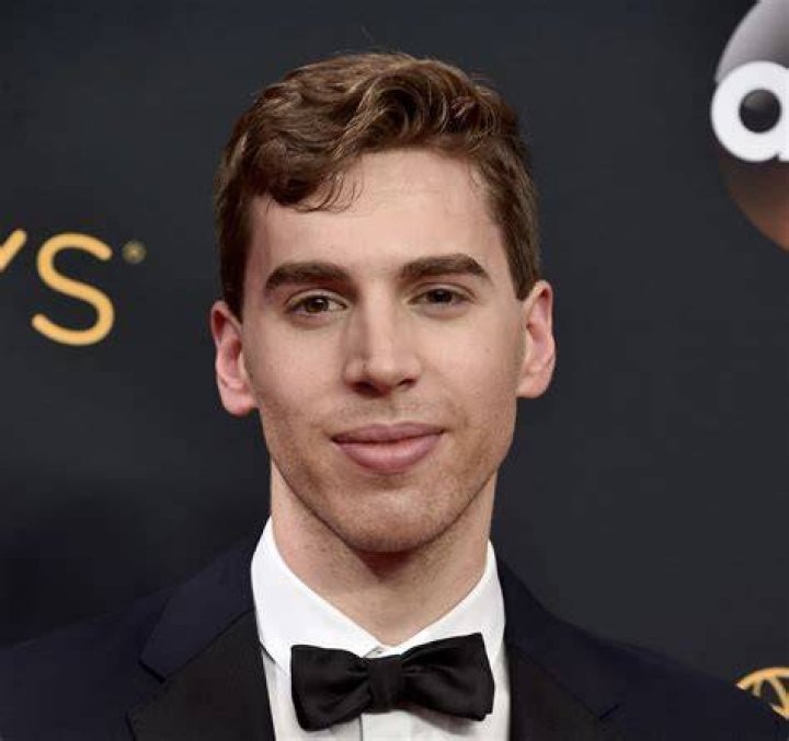 Jordan Gavaris Bio, Age, Net Worth, Height, In Relation, Nationality
