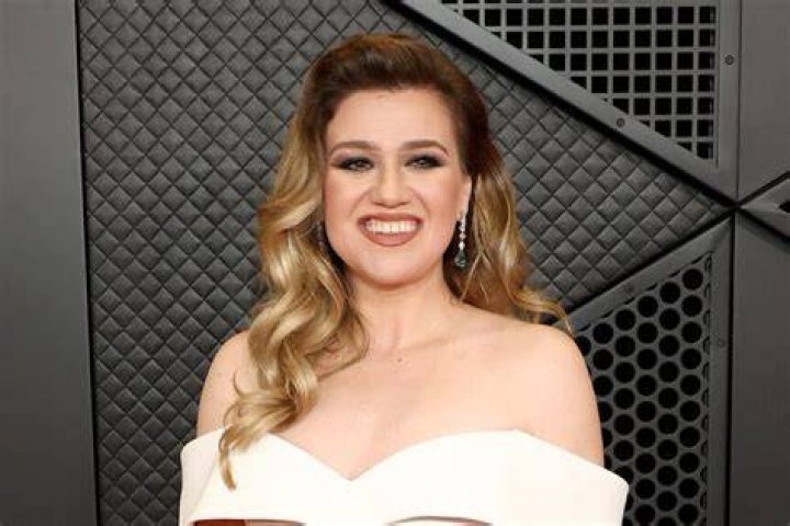 Kelly Clarkson Keeps It Real With Harsh Dating Advice For Fan Amid