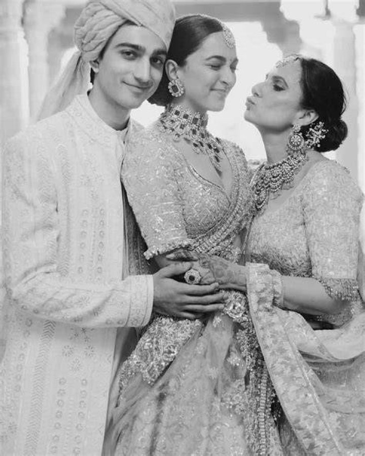 Kiara Advani Kiara Advani twins with her mother in Manish Malhotra