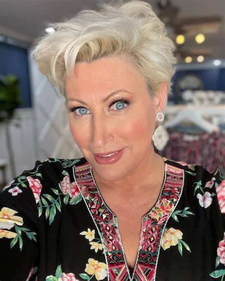 Kim Gravel Bio, Wiki, Age, Husband, Sister, Haircut, makeup, Miss