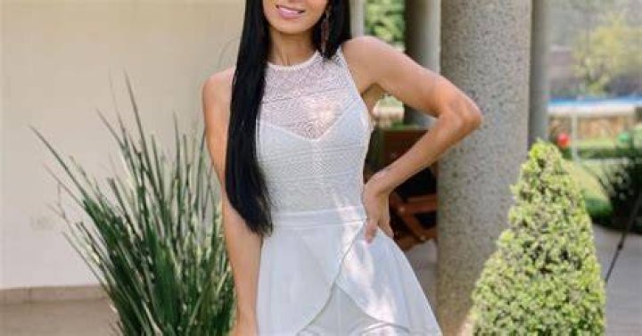 Kimberly Flores posa con su esposo y otro hombre, le dicen &lsquo;Los