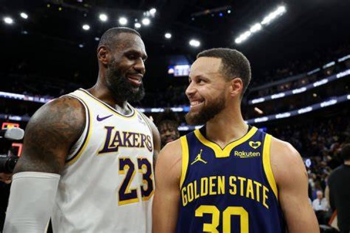 Lebron James And Steph Curry Kiss